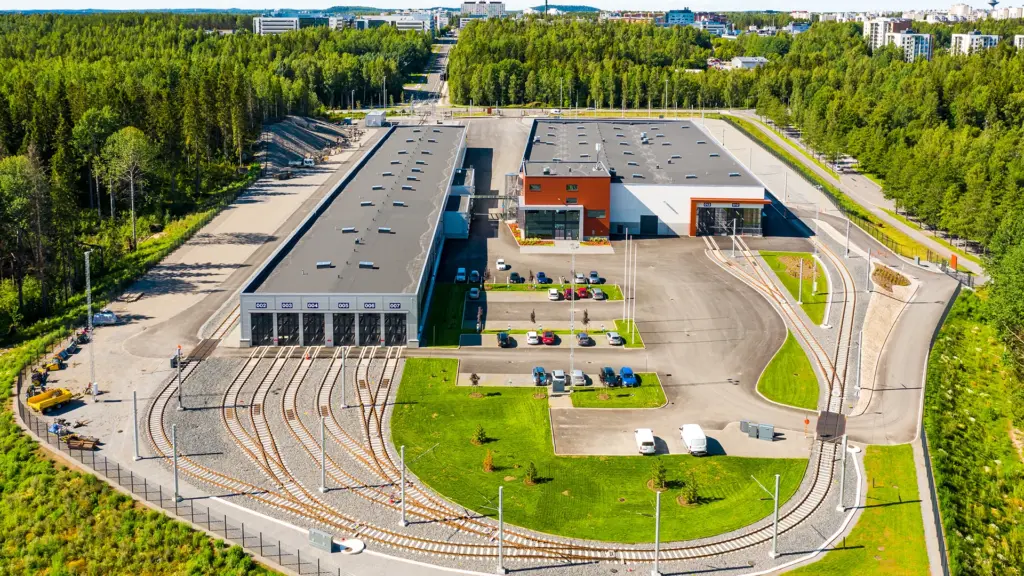 Ilmakuva Tampereen raitiotievarikosta, jossa rakennusten katolla Katehuollon asentama bitumikermikatto.