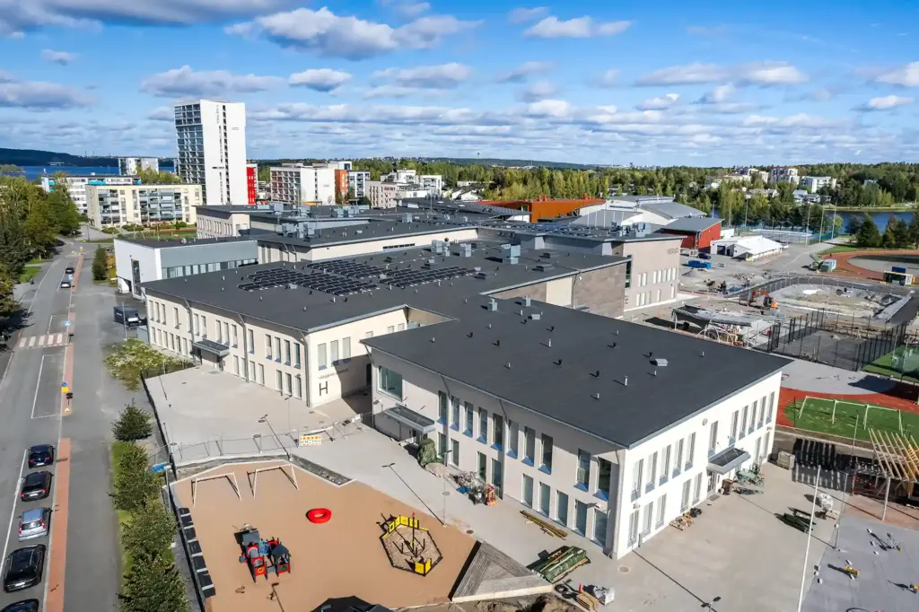 Ilmakuva Pirkkala-Kampuksesta, jossa Katehuollon toteuttama tumma bitumikermikatto.