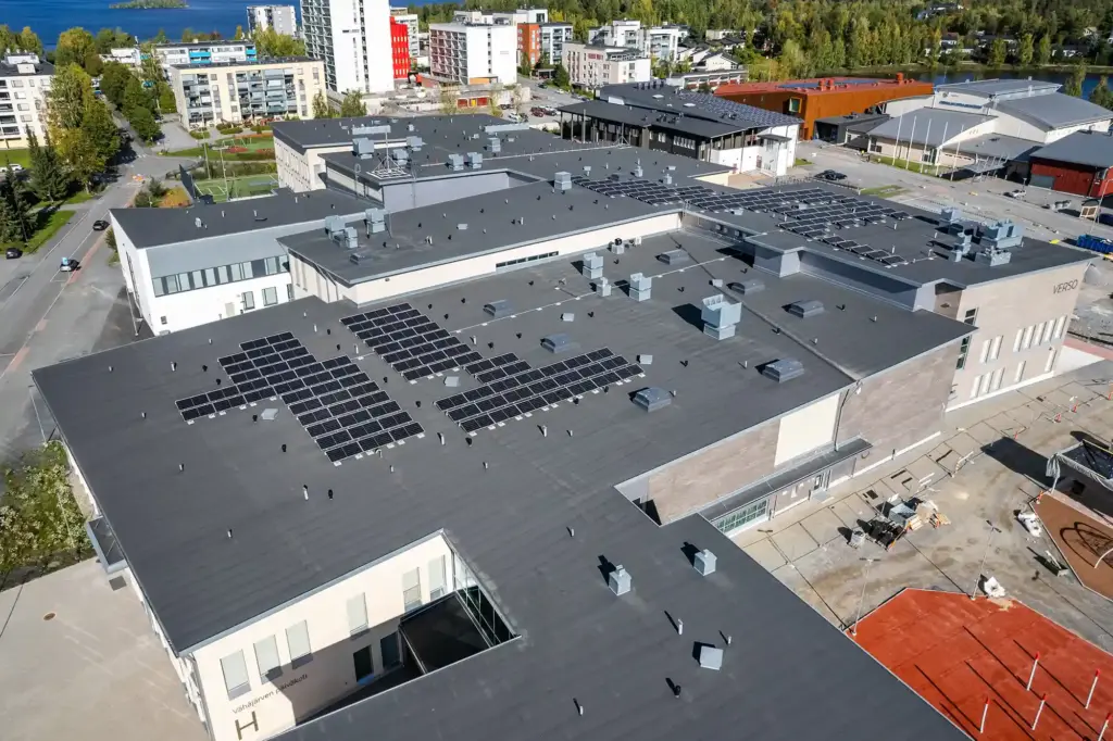 Ilmakuva Pirkkala-kampuksesta, jossa näkyy Katehuollon toteuttama laaja bitumikermikatto.