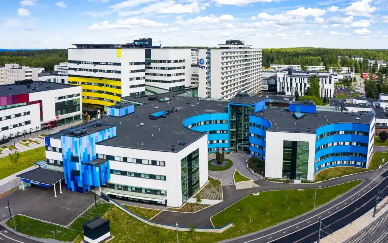 Ilmakuva Tampereen yliopistollisesta sairaalasta, jossa Katehuollon toteuttama bitumikermikatto.